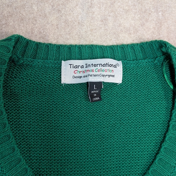 FUN & Festive Holiday Skating Penguin Knit Sweater -Tiara International Sz Large - Picture 2 of 9